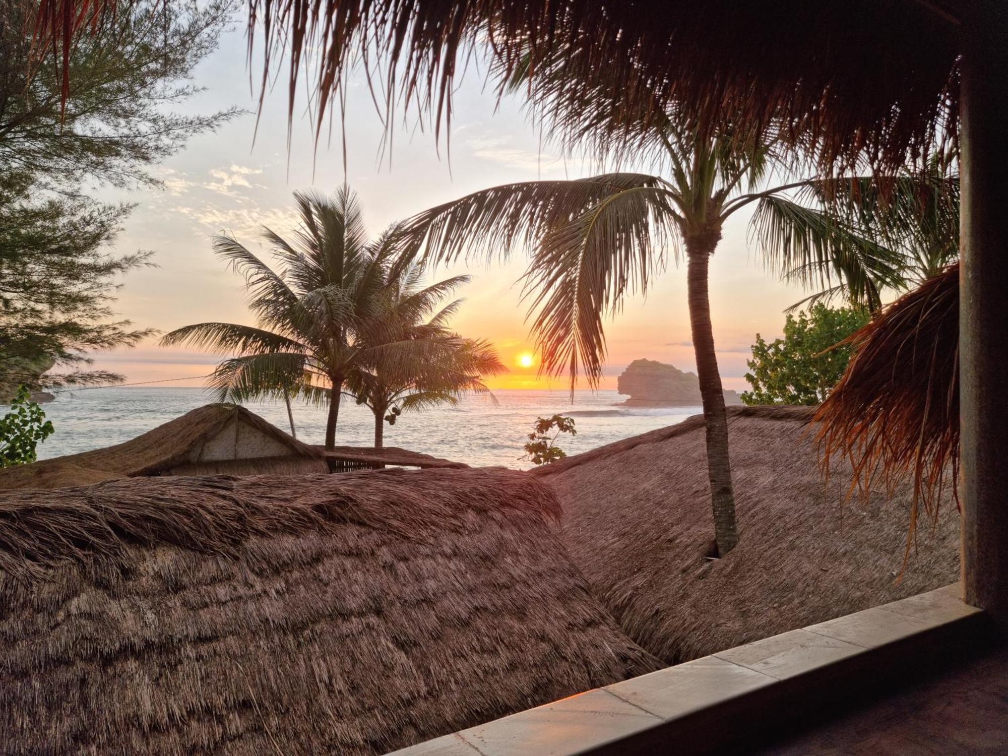 Istana Ombak Eco Resort Пачитан Екстериор снимка