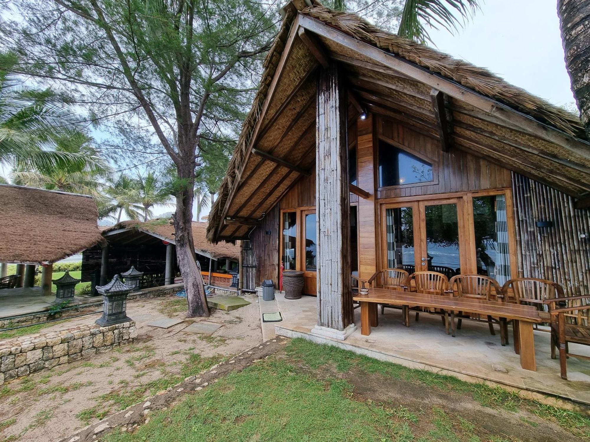 Istana Ombak Eco Resort Пачитан Екстериор снимка