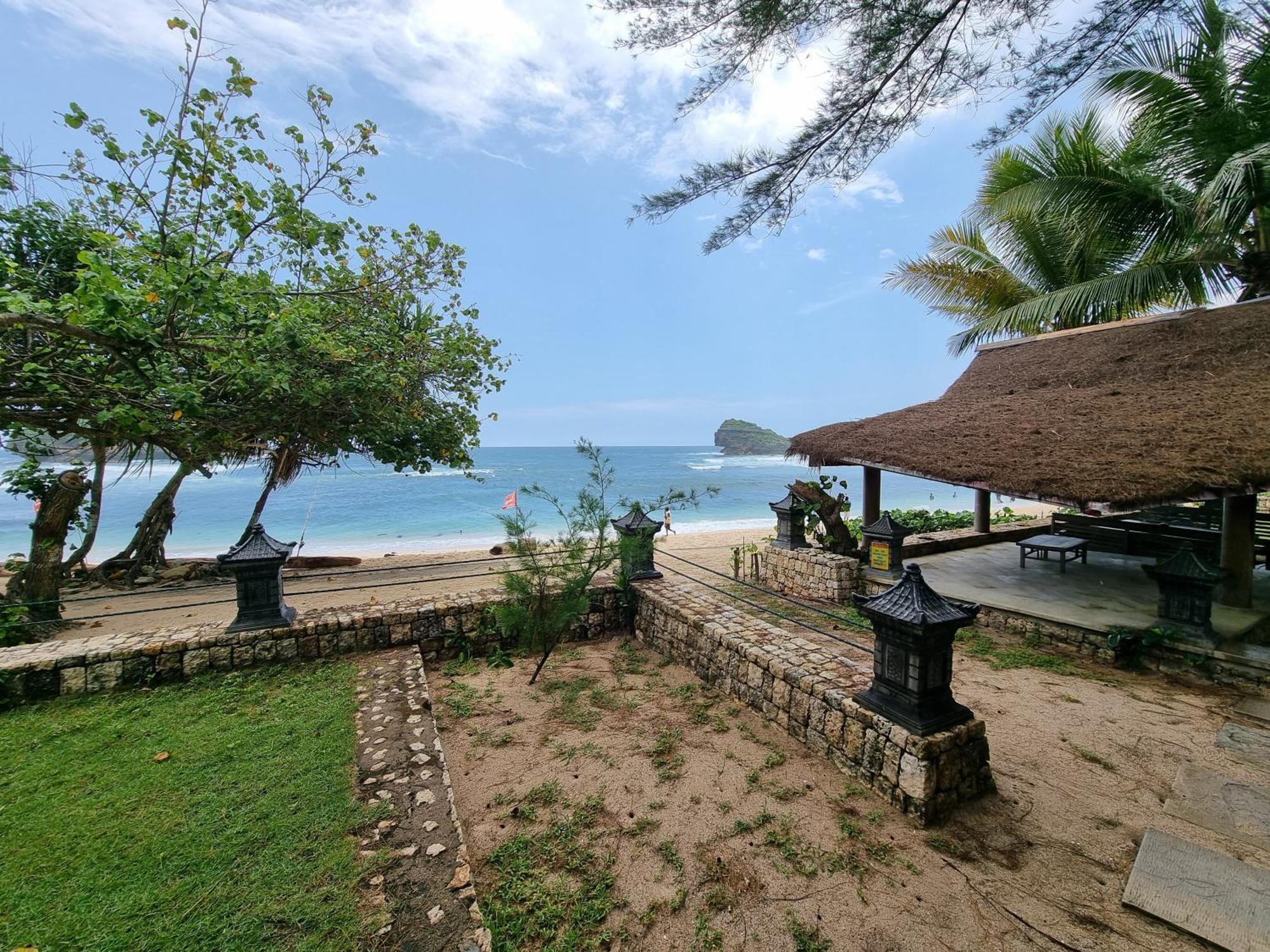 Istana Ombak Eco Resort Пачитан Екстериор снимка