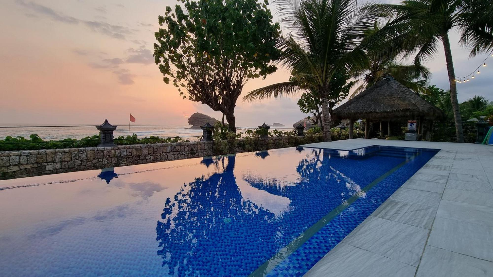 Istana Ombak Eco Resort Пачитан Екстериор снимка