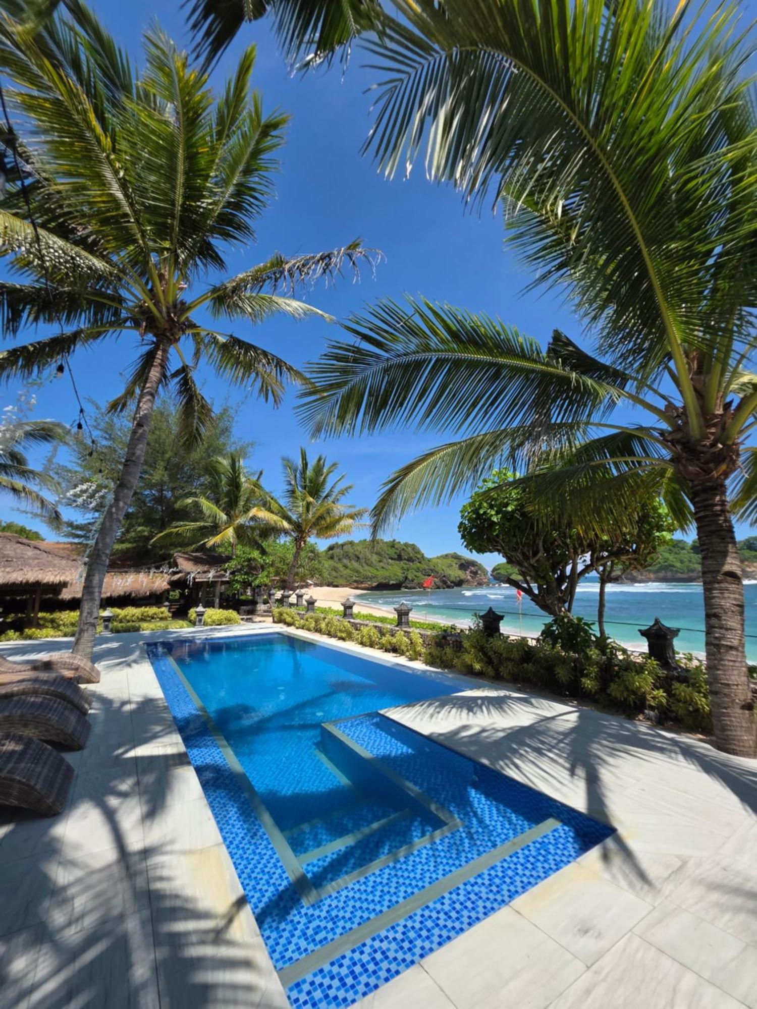 Istana Ombak Eco Resort Пачитан Екстериор снимка